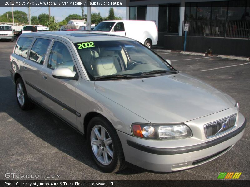 Silver Metallic / Taupe/Light Taupe 2002 Volvo V70 2.4 Wagon