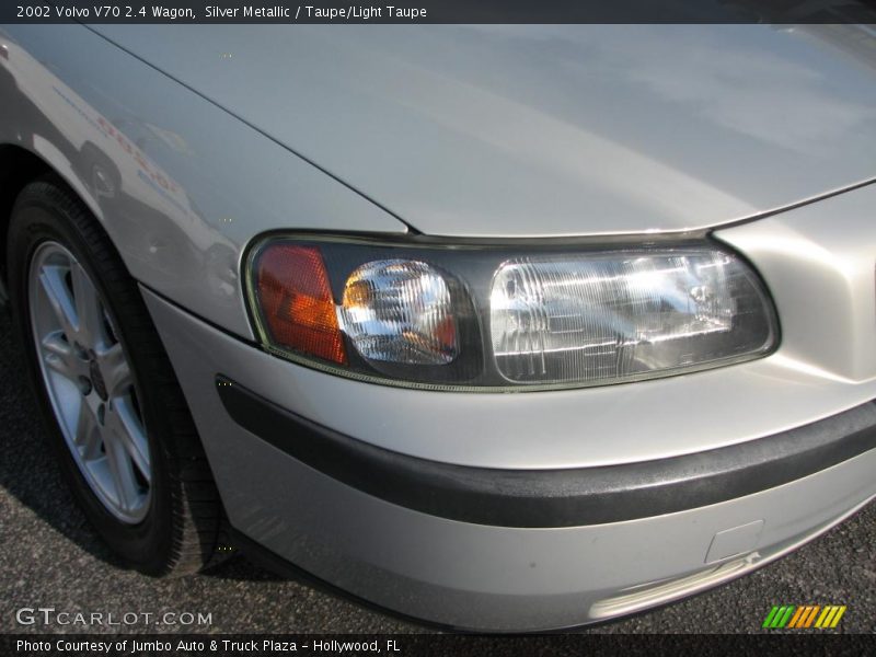 Silver Metallic / Taupe/Light Taupe 2002 Volvo V70 2.4 Wagon