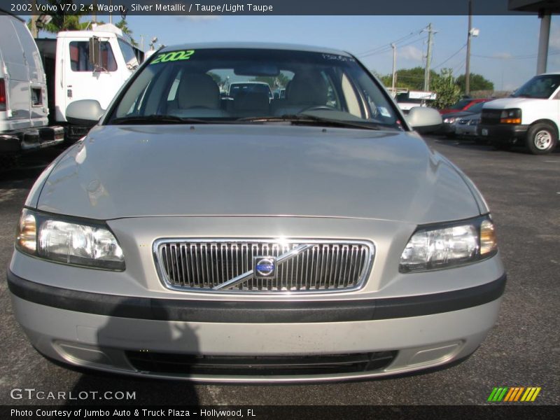 Silver Metallic / Taupe/Light Taupe 2002 Volvo V70 2.4 Wagon