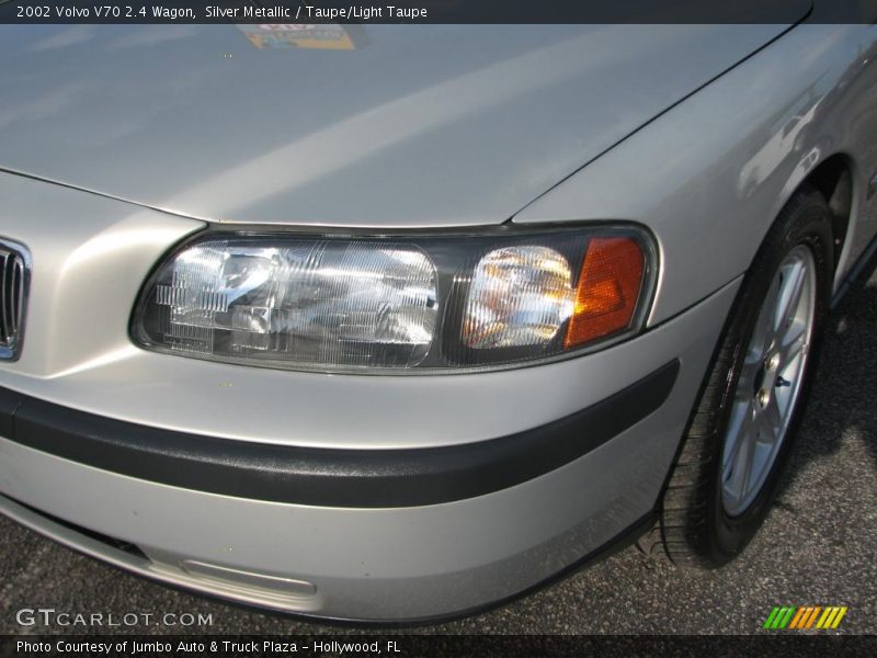 Silver Metallic / Taupe/Light Taupe 2002 Volvo V70 2.4 Wagon