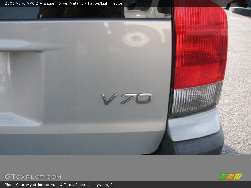 Silver Metallic / Taupe/Light Taupe 2002 Volvo V70 2.4 Wagon