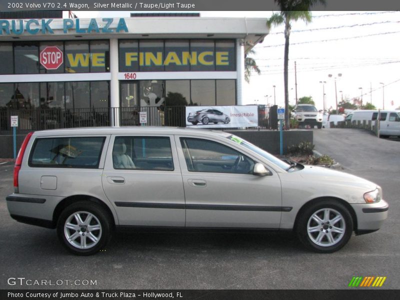 Silver Metallic / Taupe/Light Taupe 2002 Volvo V70 2.4 Wagon