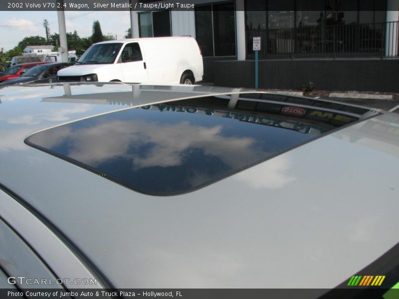 Silver Metallic / Taupe/Light Taupe 2002 Volvo V70 2.4 Wagon