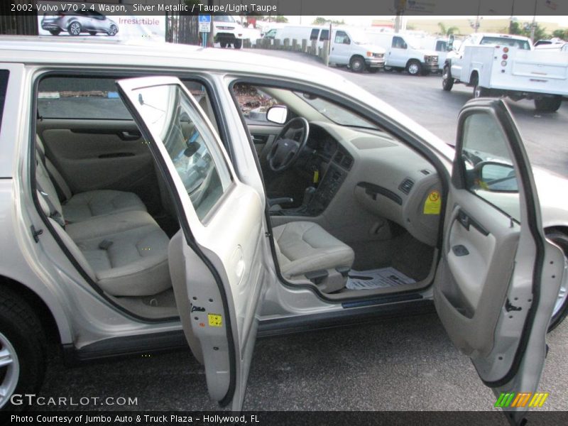 Silver Metallic / Taupe/Light Taupe 2002 Volvo V70 2.4 Wagon