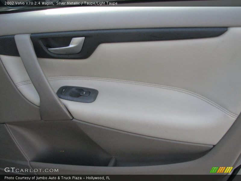 Silver Metallic / Taupe/Light Taupe 2002 Volvo V70 2.4 Wagon