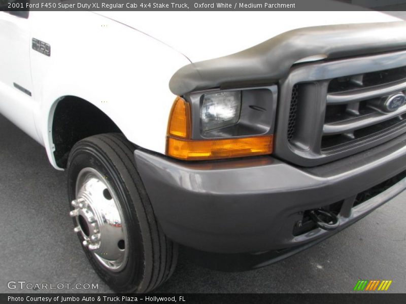 Oxford White / Medium Parchment 2001 Ford F450 Super Duty XL Regular Cab 4x4 Stake Truck