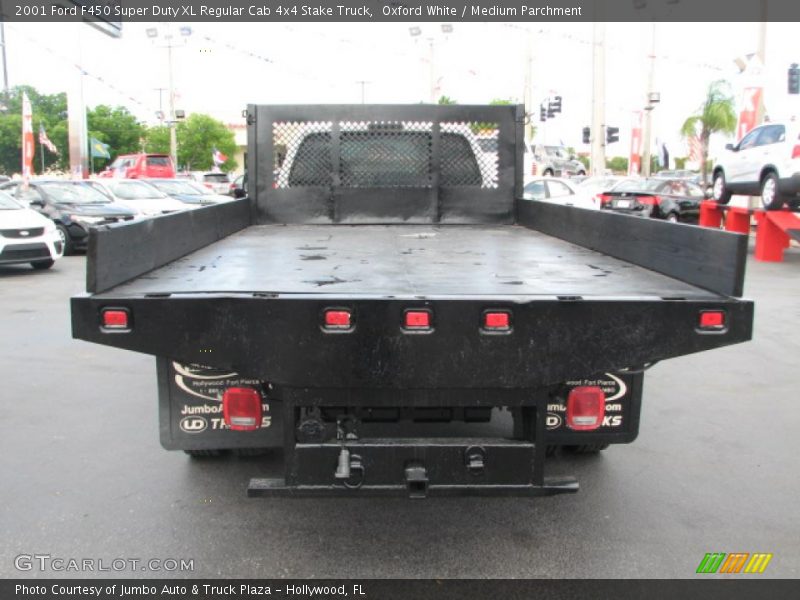 Oxford White / Medium Parchment 2001 Ford F450 Super Duty XL Regular Cab 4x4 Stake Truck