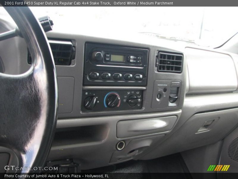 Oxford White / Medium Parchment 2001 Ford F450 Super Duty XL Regular Cab 4x4 Stake Truck