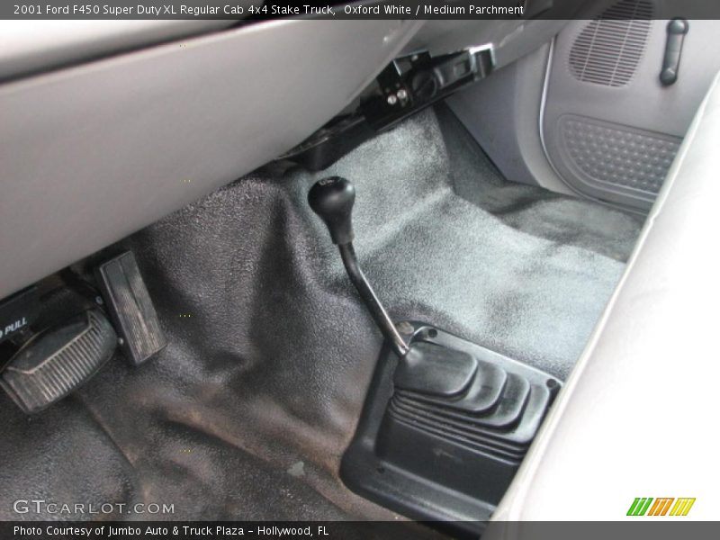 Oxford White / Medium Parchment 2001 Ford F450 Super Duty XL Regular Cab 4x4 Stake Truck