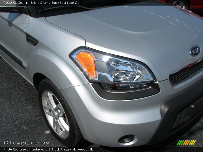 Bright Silver / Black Soul Logo Cloth 2010 Kia Soul +