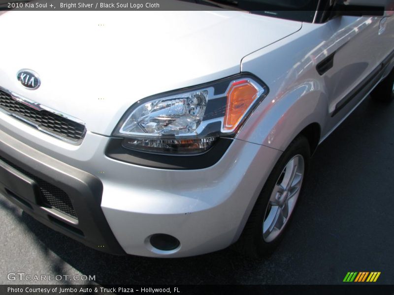 Bright Silver / Black Soul Logo Cloth 2010 Kia Soul +