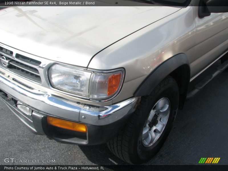 Beige Metallic / Blond 1998 Nissan Pathfinder SE 4x4
