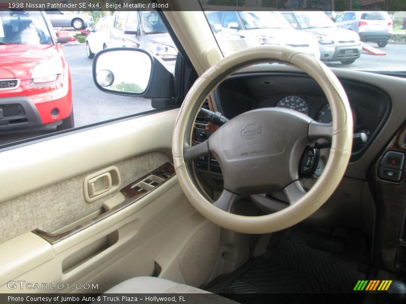 Beige Metallic / Blond 1998 Nissan Pathfinder SE 4x4