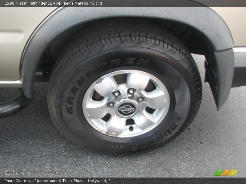 Beige Metallic / Blond 1998 Nissan Pathfinder SE 4x4