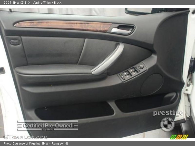 Alpine White / Black 2005 BMW X5 3.0i