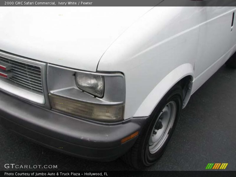 Ivory White / Pewter 2000 GMC Safari Commercial
