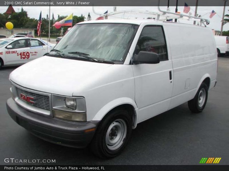 Front 3/4 View of 2000 Safari Commercial