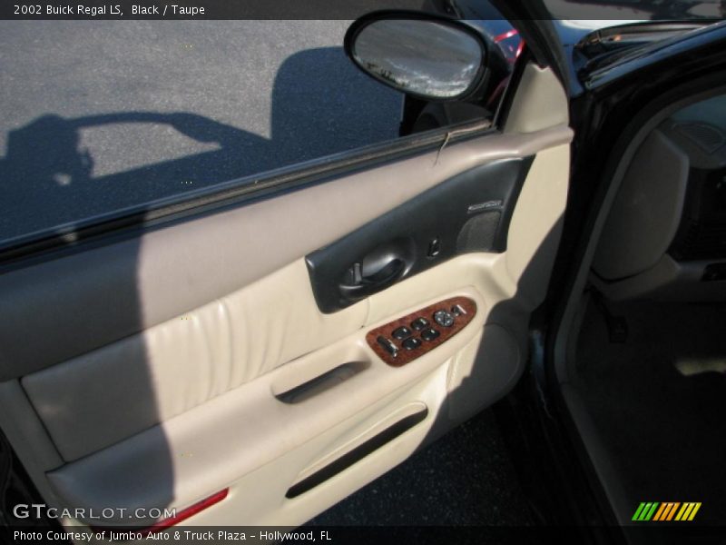 Black / Taupe 2002 Buick Regal LS