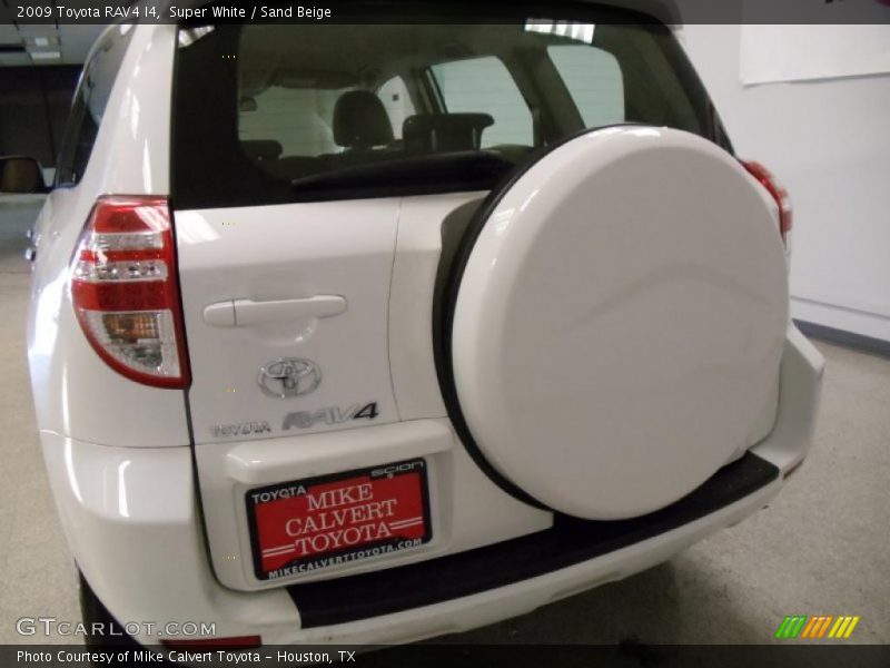 Super White / Sand Beige 2009 Toyota RAV4 I4