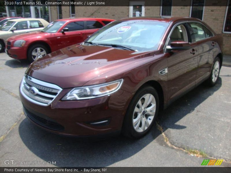 Front 3/4 View of 2010 Taurus SEL