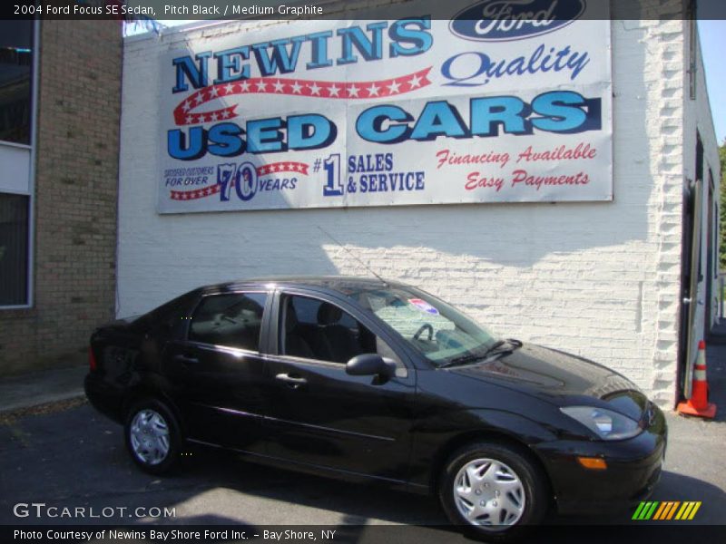 Pitch Black / Medium Graphite 2004 Ford Focus SE Sedan