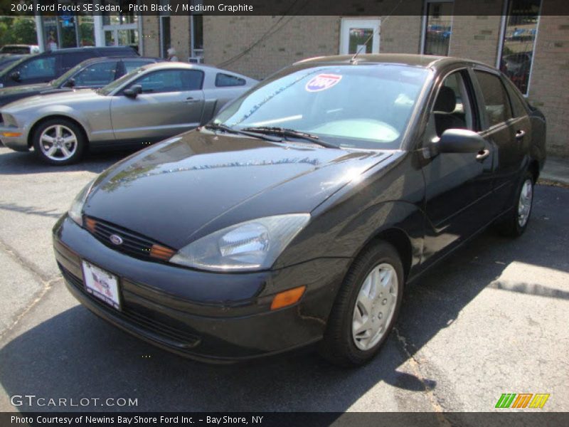 Front 3/4 View of 2004 Focus SE Sedan