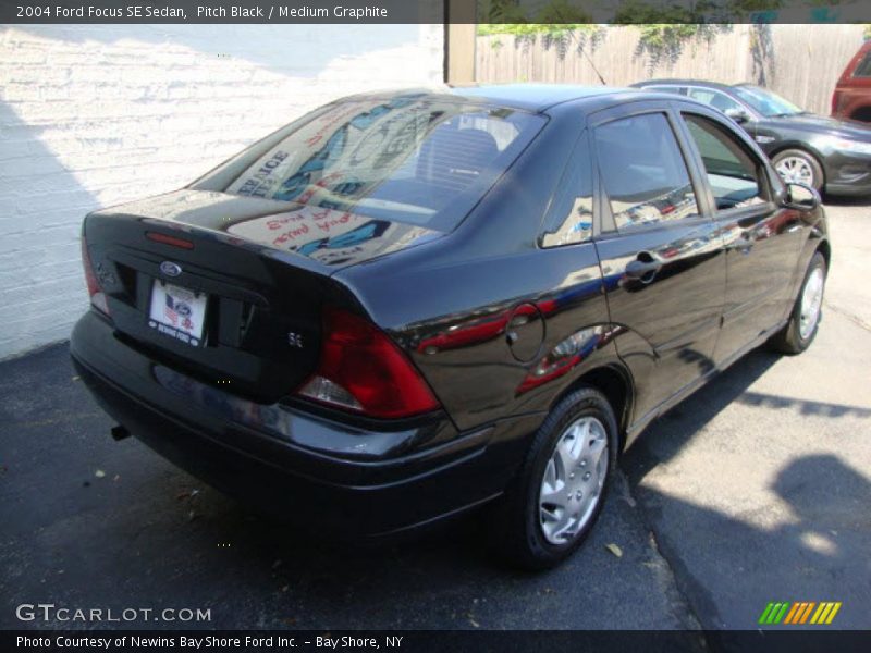 Pitch Black / Medium Graphite 2004 Ford Focus SE Sedan