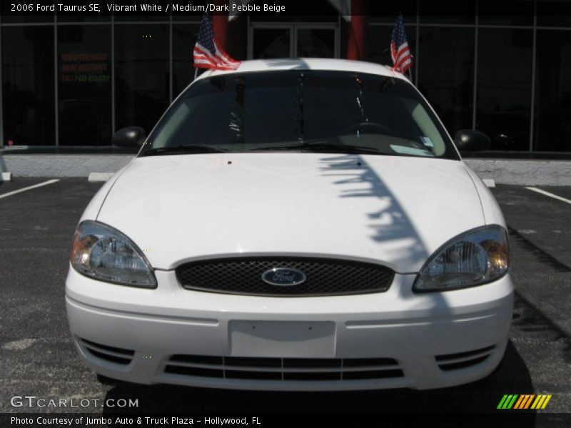 Vibrant White / Medium/Dark Pebble Beige 2006 Ford Taurus SE