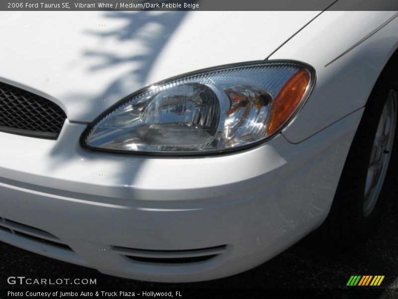 Vibrant White / Medium/Dark Pebble Beige 2006 Ford Taurus SE