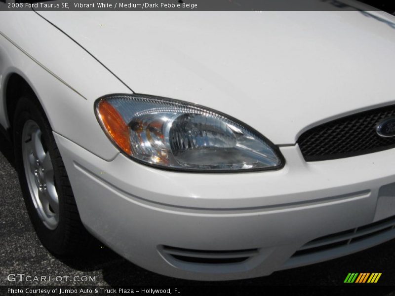 Vibrant White / Medium/Dark Pebble Beige 2006 Ford Taurus SE