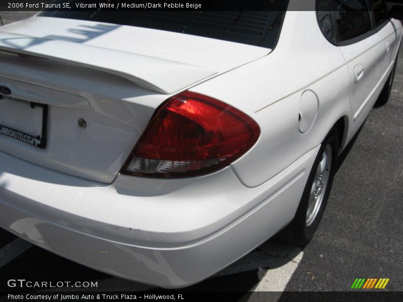 Vibrant White / Medium/Dark Pebble Beige 2006 Ford Taurus SE