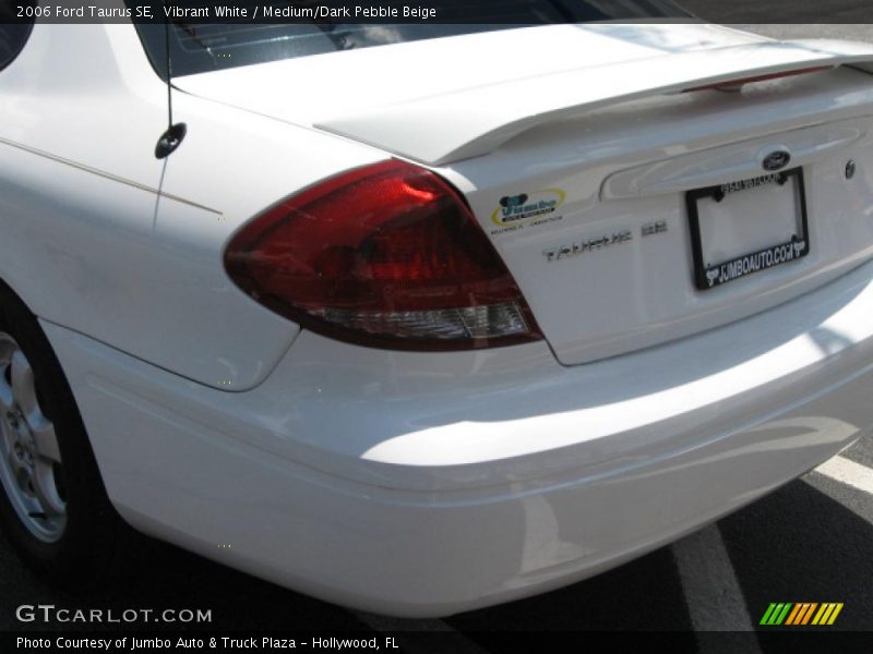 Vibrant White / Medium/Dark Pebble Beige 2006 Ford Taurus SE