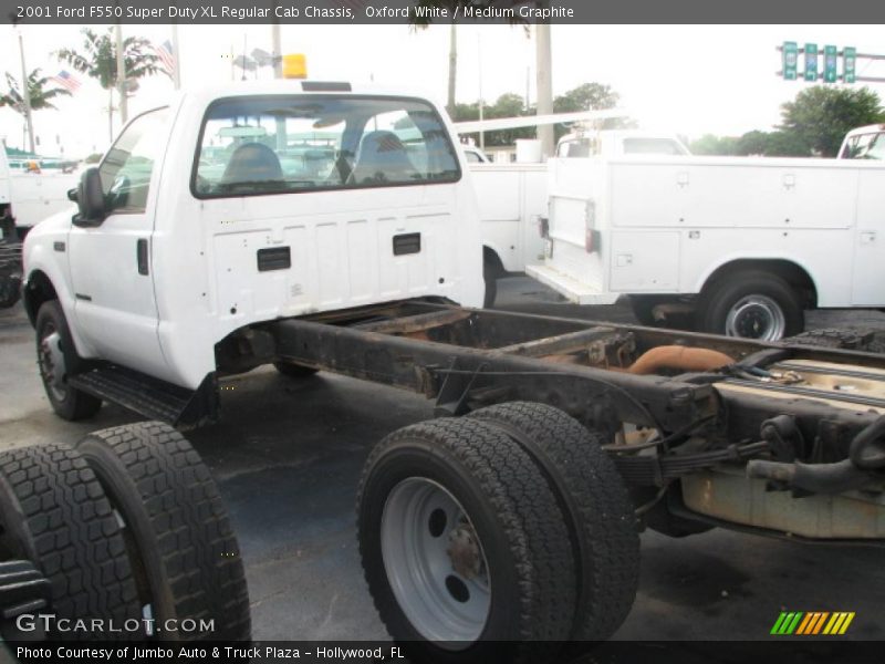 Oxford White / Medium Graphite 2001 Ford F550 Super Duty XL Regular Cab Chassis