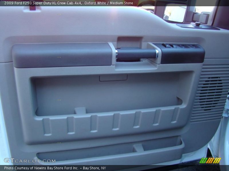 Door Panel of 2009 F250 Super Duty XL Crew Cab 4x4