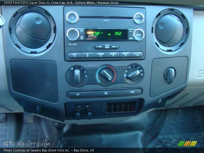 Controls of 2009 F250 Super Duty XL Crew Cab 4x4