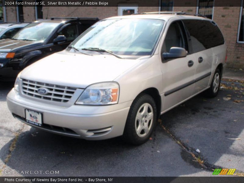 Front 3/4 View of 2004 Freestar SE