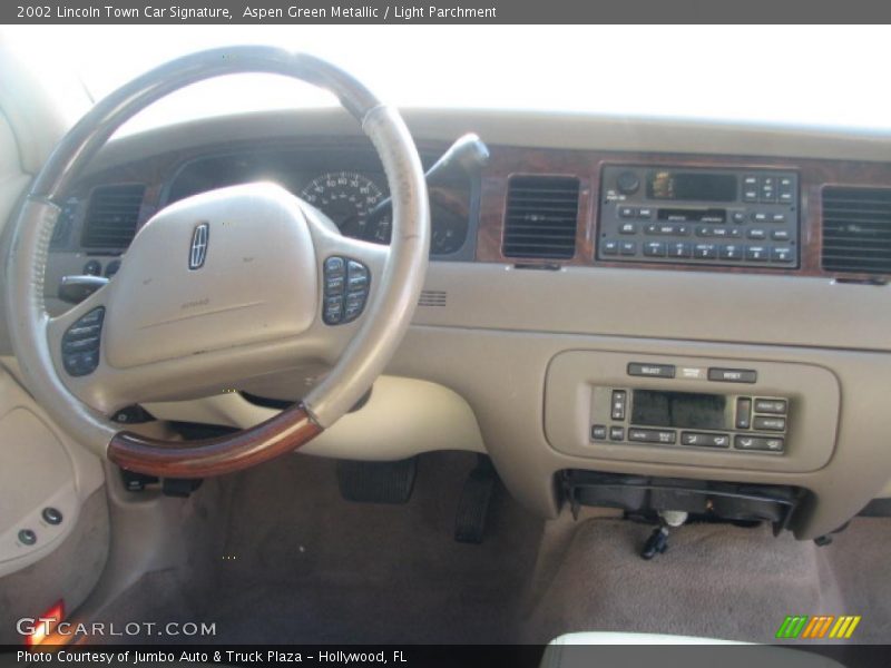 Aspen Green Metallic / Light Parchment 2002 Lincoln Town Car Signature