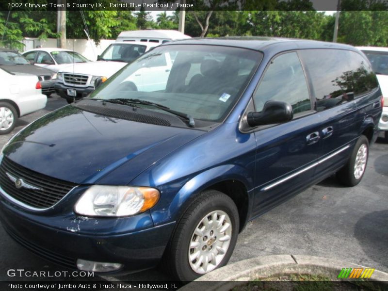 Front 3/4 View of 2002 Town & Country LXi