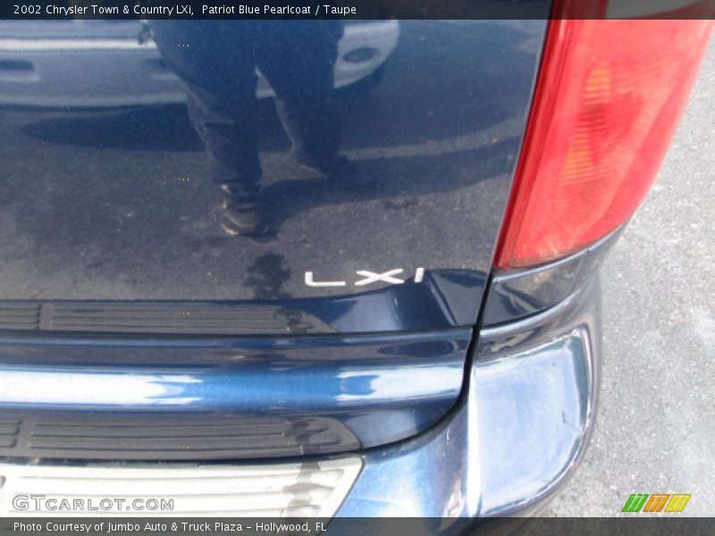 Patriot Blue Pearlcoat / Taupe 2002 Chrysler Town & Country LXi