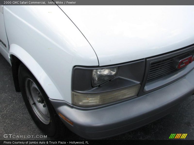 Ivory White / Pewter 2000 GMC Safari Commercial