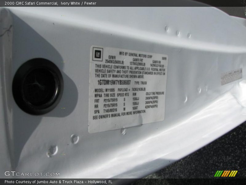 Ivory White / Pewter 2000 GMC Safari Commercial