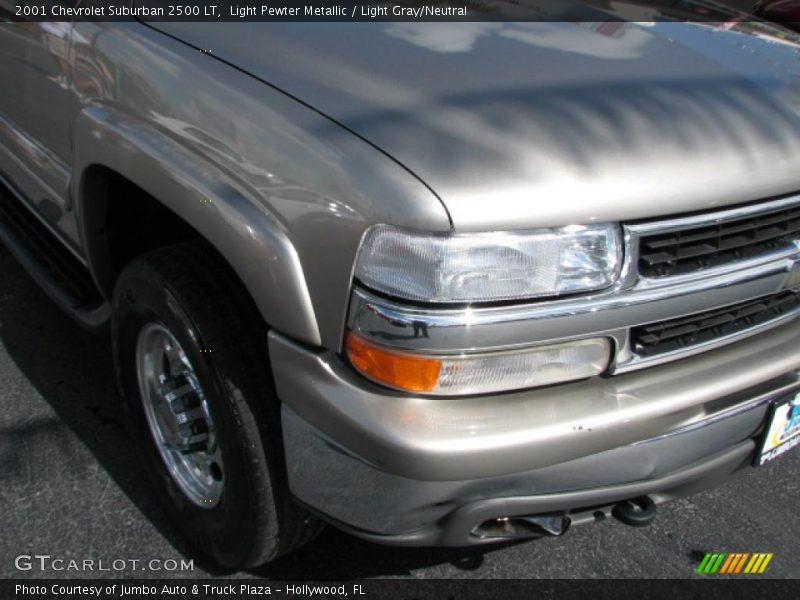 Light Pewter Metallic / Light Gray/Neutral 2001 Chevrolet Suburban 2500 LT