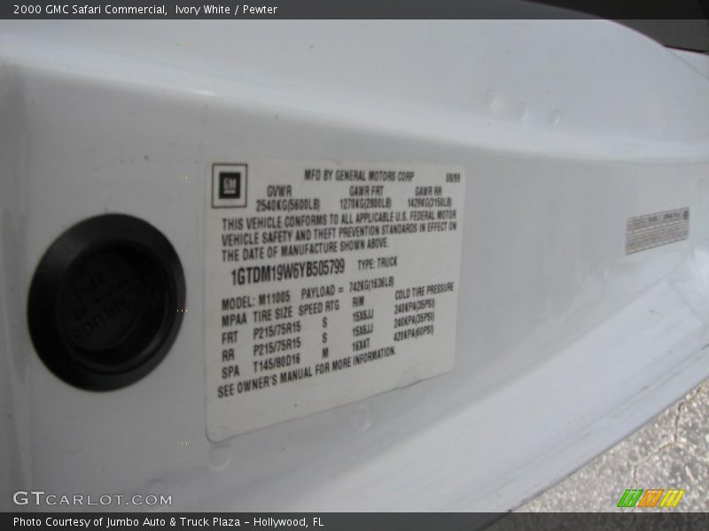Ivory White / Pewter 2000 GMC Safari Commercial