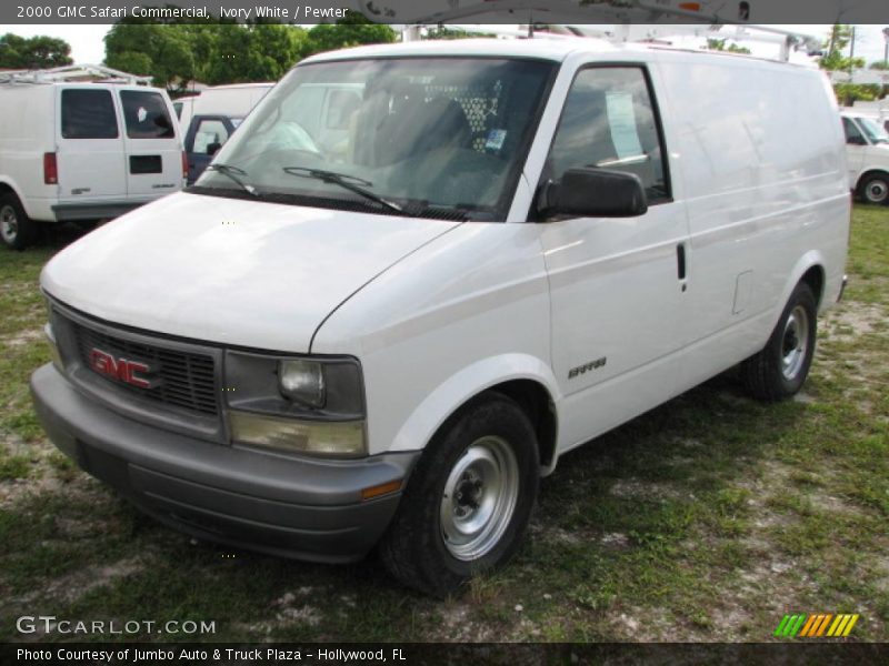 Front 3/4 View of 2000 Safari Commercial