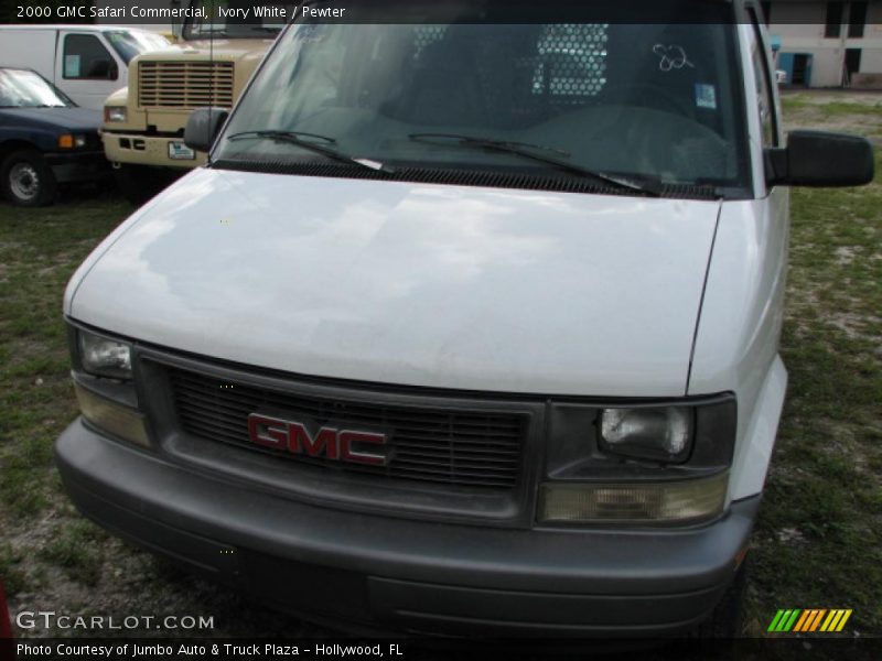 Ivory White / Pewter 2000 GMC Safari Commercial