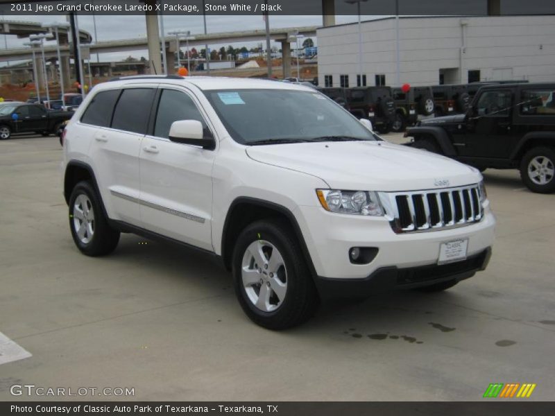 Front 3/4 View of 2011 Grand Cherokee Laredo X Package