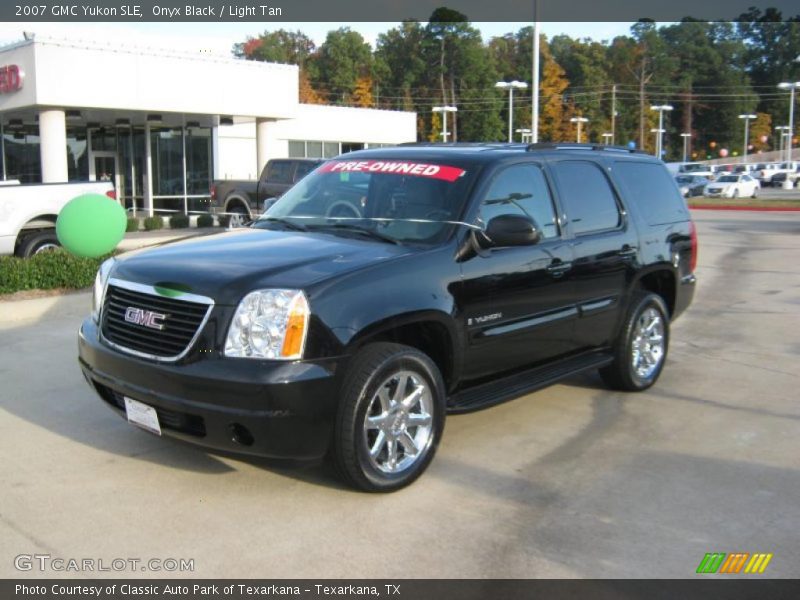 Front 3/4 View of 2007 Yukon SLE