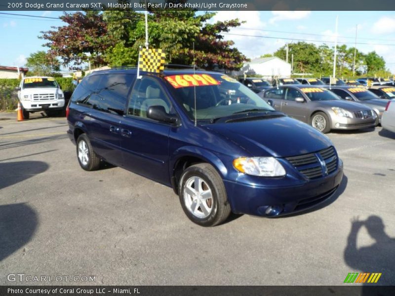 Front 3/4 View of 2005 Grand Caravan SXT