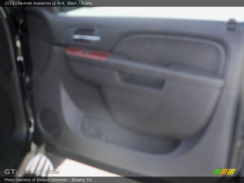 Black / Ebony 2011 Chevrolet Avalanche LS 4x4