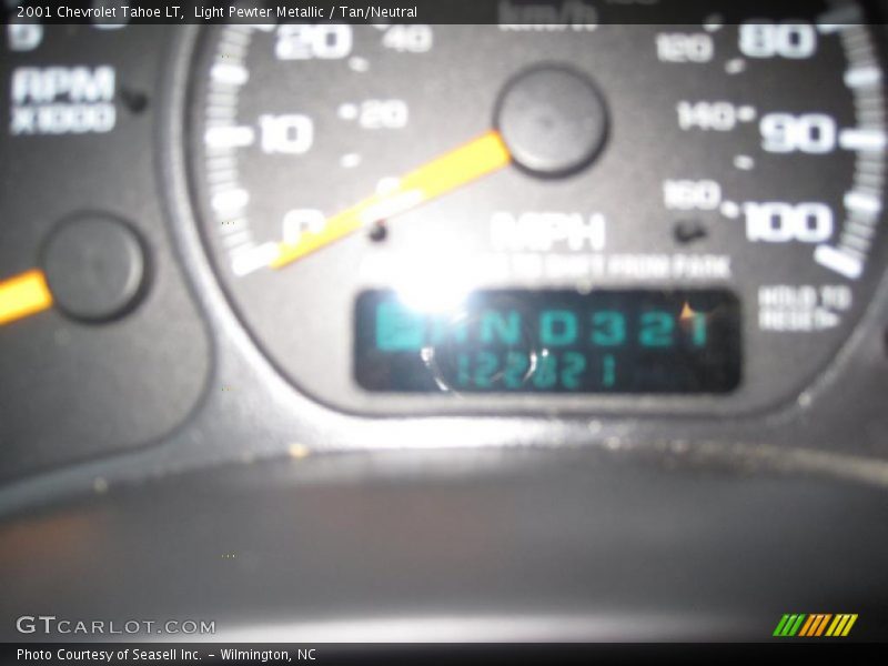 Light Pewter Metallic / Tan/Neutral 2001 Chevrolet Tahoe LT